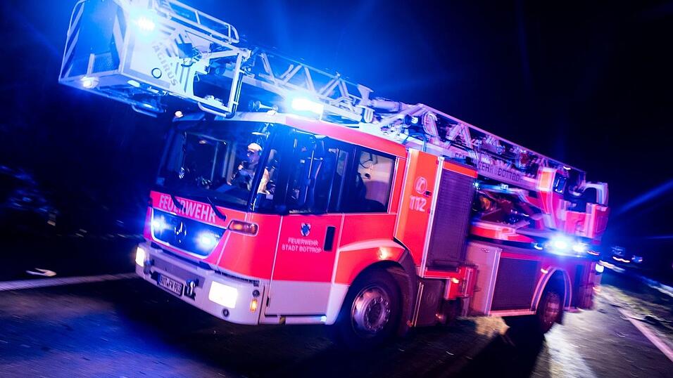Feuerwehrleute löschten in der Nacht den Brand. (Symbolbild) Feuerwehrleute löschten in der Nacht den Brand. (Symbolbild)
