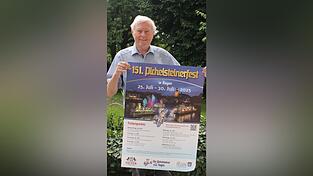 Walter Fritz mit dem Plakat des 151. Pichelsteinerfestes.