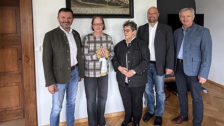 B&uuml;rgermeister Markus Hofmann, Renate M&uuml;ller, Brigitte Ertl, Pfarrer Thomas Winderl und Sepp Barth (v.l.)