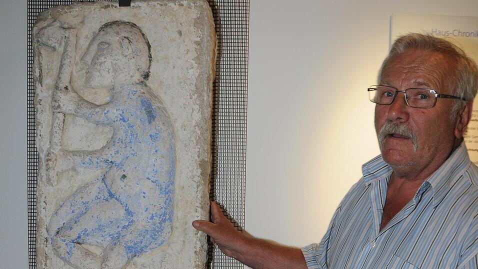 Das Ganackersberger Mandl im Museum. Klaus Klobe zeigt es den Besuchern. Das Ganackersberger Mandl im Museum. Klaus Klobe zeigt es den Besuchern.