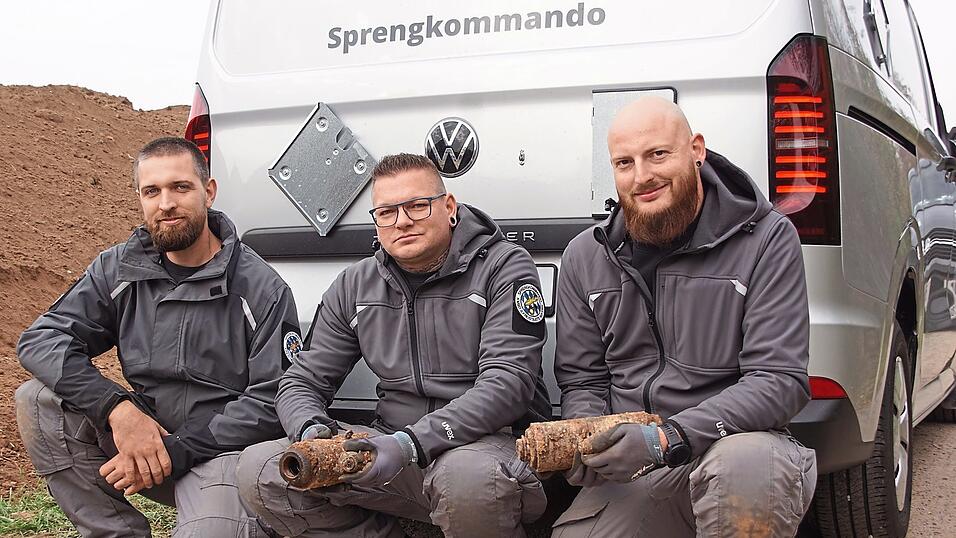 Fabian Höll, Sebastian Kraatz und Claudio Linschun (von links) vom Sprengkommando Nürnberg mit den beiden entschärften Exemplaren. Fabian Höll, Sebastian Kraatz und Claudio Linschun (von links) vom Sprengkommando Nürnberg mit den beiden entschärften Exemplaren.