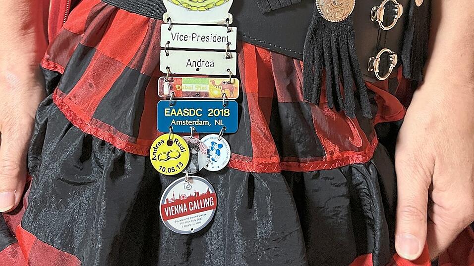 Die Plaketten erhalten die Tänzer beim Besuch von anderen Clubs. Die Plaketten erhalten die Tänzer beim Besuch von anderen Clubs.