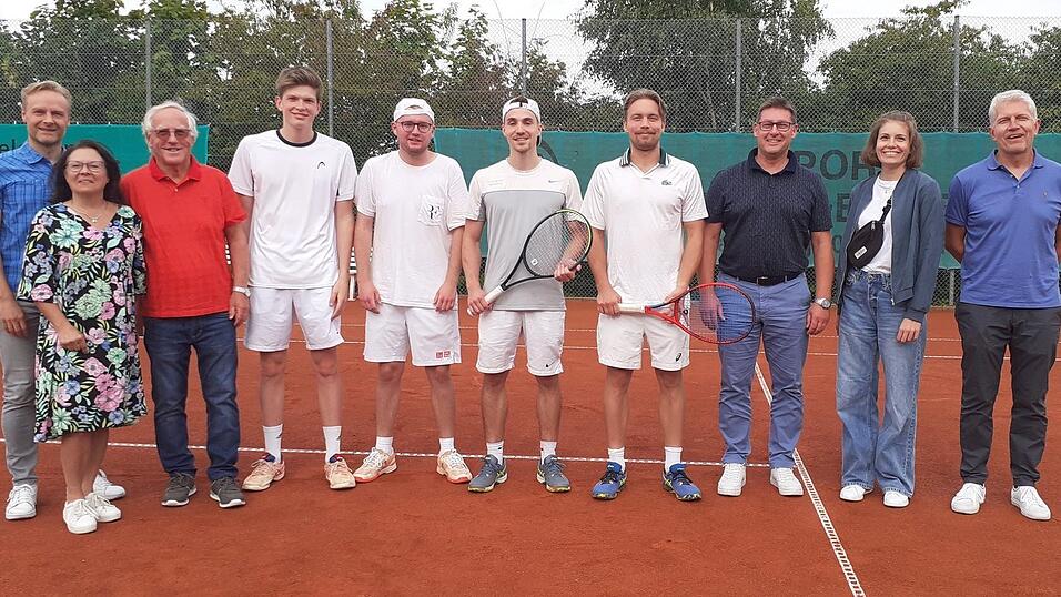 Die TSV-Vorsitzenden Alexander Hauff und Ulrike Simon, Schirmherr Stips Brunner, David Köglmeier, Julius Schröder, Turniersieger Maxi Deml, Stephan Richtsfeld, Bürgermeister Helmut Fichtner, Glücksfee Lea Köglmeier, Vorsitzender Manfred Köglmeier. Die TSV-Vorsitzenden Alexander Hauff und Ulrike Simon, Schirmherr Stips Brunner, David Köglmeier, Julius Schröder, Turniersieger Maxi Deml, Stephan Richtsfeld, Bürgermeister Helmut Fichtner, Glücksfee Lea Köglmeier, Vorsitzender Manfred Köglmeier.