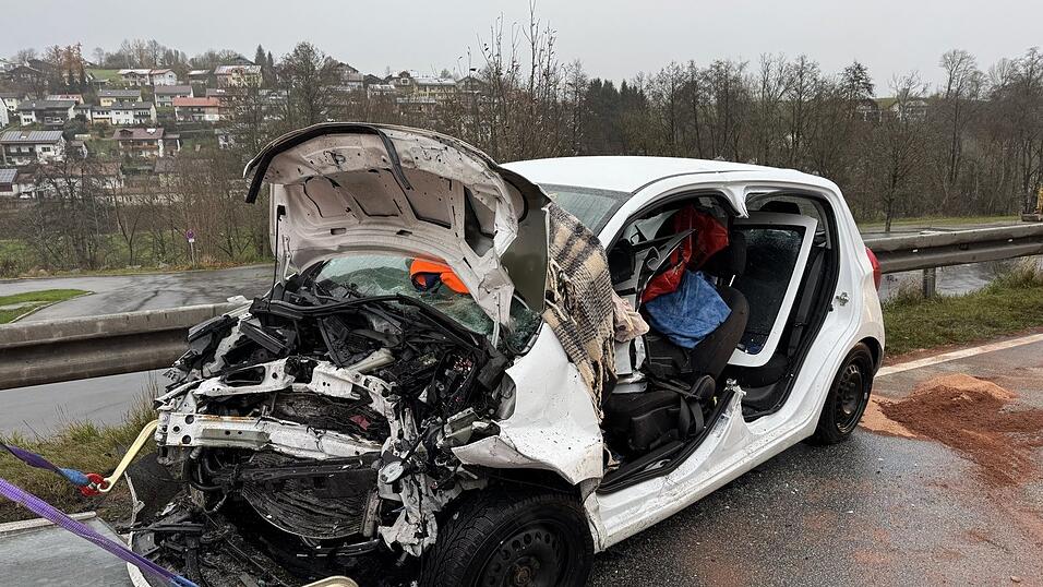 Auf der B85 im Landkreis Regen kam es am Mittwoch zu einem schweren Unfall. 
