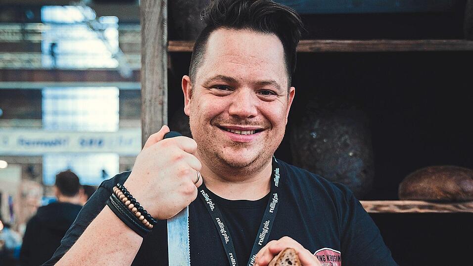 Christian Philipps mit einem St&uuml;ckerl seines 360&deg;-Laibs.