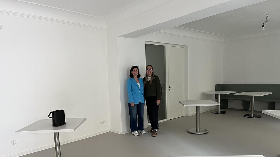 Susanne Dirrigl (links) und Marie Horlacher im „Ellen und Verena - Treff für Frauen“ am St. Kassiansplatz. Susanne Dirrigl (links) und Marie Horlacher im „Ellen und Verena - Treff für Frauen“ am St. Kassiansplatz.