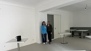 Susanne Dirrigl (links) und Marie Horlacher im „Ellen und Verena - Treff für Frauen“ am St. Kassiansplatz.