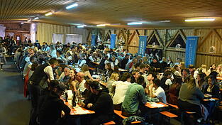 Die Halle der Stockschützen war beinahe voll besetzt beim TVG-Weinfest.