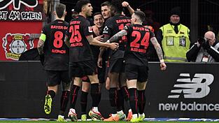 Bayer Leverkusen jubelt &uuml;ber das Tor zum 2:0 gegen den FC St. Pauli.