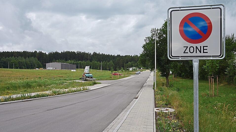 Die Zufahrt zum Gewerbegebiet in St. Johann: Obwohl es untersagt ist, parken Lastwagen im Gewerbegebiet. Die Gemeinde will verstärkt dagegen vorgehen. Die Zufahrt zum Gewerbegebiet in St. Johann: Obwohl es untersagt ist, parken Lastwagen im Gewerbegebiet. Die Gemeinde will verstärkt dagegen vorgehen.