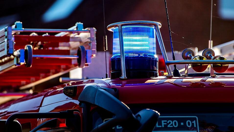 Feuerwehrleute löschten die Flammen. (Symbolbild) Feuerwehrleute löschten die Flammen. (Symbolbild)