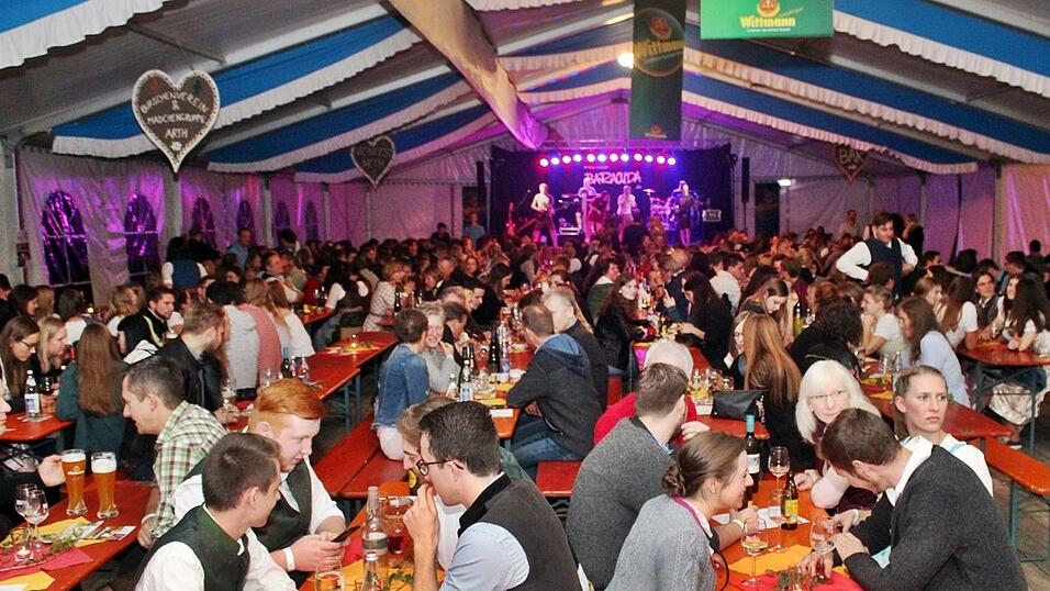 Die besten Bilder vom Wein- und Wei&szlig;bierfest des Burschenvereins Arth und der M&auml;dchengruppe.
