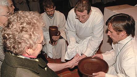 Seit er neun ist, ist G&uuml;nter Ney (3.v.r.) als Ministrant t&auml;tig. Er hat nie aufgeh&ouml;rt.