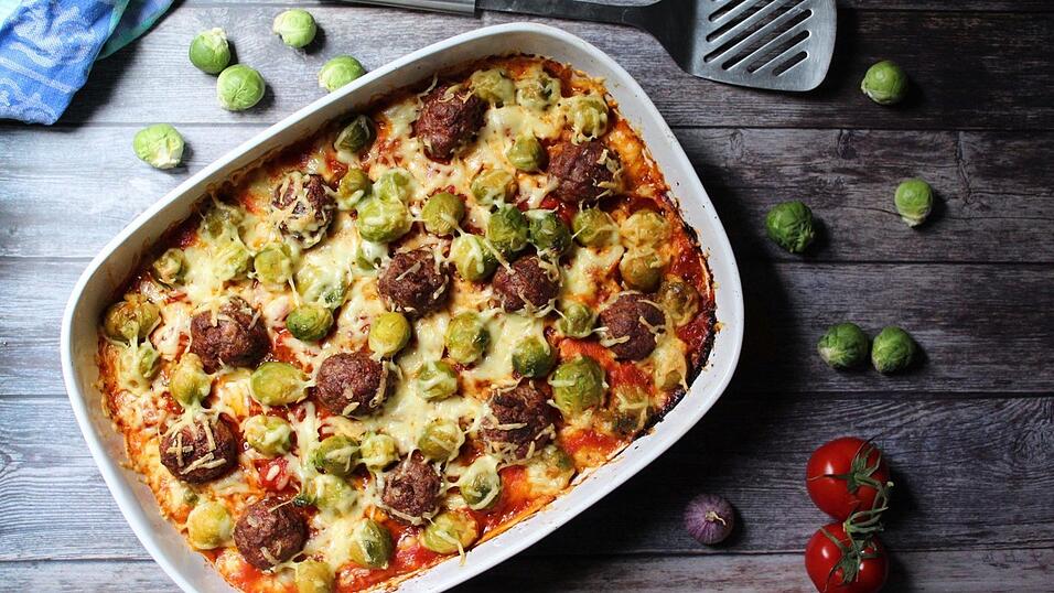 Dieser Rosenkohlauflauf ist trotz Hackfleisch und Käse keine Kalorienbombe - und superlecker obendrein. Dieser Rosenkohlauflauf ist trotz Hackfleisch und Käse keine Kalorienbombe - und superlecker obendrein.