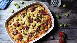 Dieser Rosenkohlauflauf ist trotz Hackfleisch und Käse keine Kalorienbombe - und superlecker obendrein.