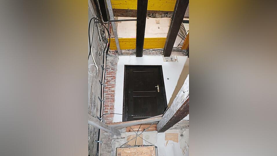 Offene Fehlböden und großteils unverputzte Wände dominieren derzeit im ganzen Gebäude. Offene Fehlböden und großteils unverputzte Wände dominieren derzeit im ganzen Gebäude.