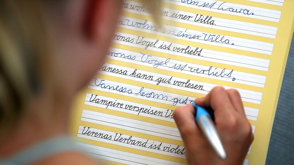 Schreibschrift muss intensiv geübt werden, um leserlich zu sein (Archivbild). Schreibschrift muss intensiv geübt werden, um leserlich zu sein (Archivbild).