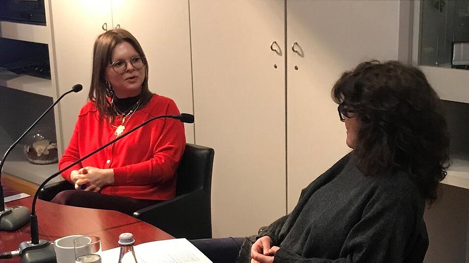 Kulturamtschefin Maria Lang (links) mit Moderatorin Antonia Kienberger.