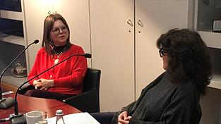 Kulturamtschefin Maria Lang (links) mit Moderatorin Antonia Kienberger.