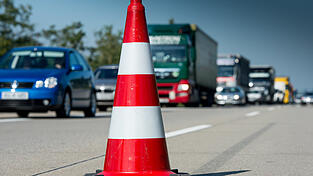 Der Rückstau beträgt mittlerweile mehr als 10 Kilometer. (Symbolbild) Der Rückstau beträgt mittlerweile mehr als 10 Kilometer. (Symbolbild)