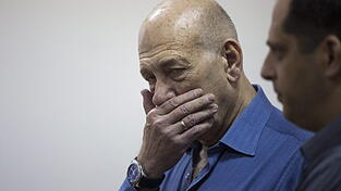 Der ehemalige israelische Ministerpräsident Ehud Olmert hält sich am 25.05.2015 im Bezirksgericht in Jerusalem, Israel, die Hand vor den Mund. Olmert tritt am 15.02.2016 seine 18-monatige Haftstrafe wegen Korruption an. Der ehemalige israelische Ministerpräsident Ehud Olmert hält sich am 25.05.2015 im Bezirksgericht in Jerusalem, Israel, die Hand vor den Mund. Olmert tritt am 15.02.2016 seine 18-monatige Haftstrafe wegen Korruption an.