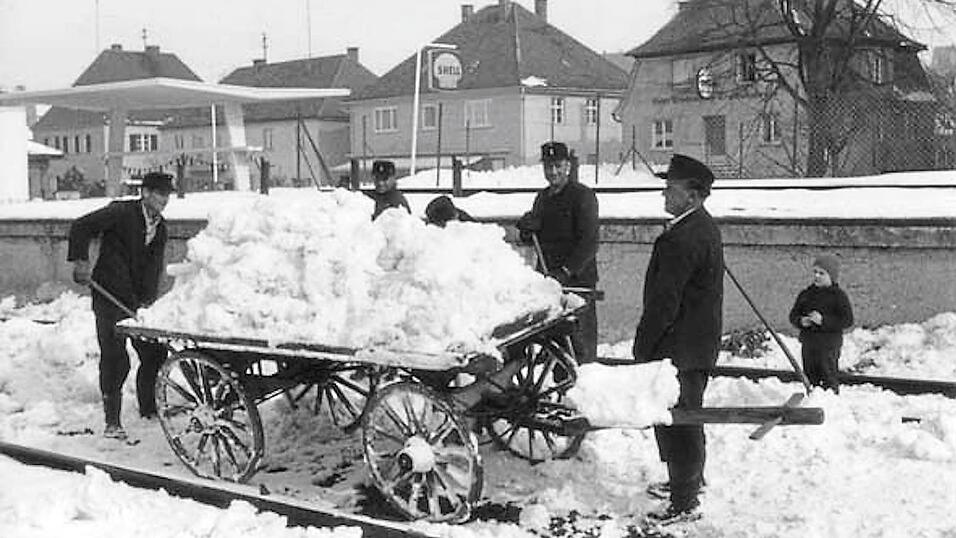 Der Winter 1960 war besonders schneereich, deshalb mussten die Bahnmitarbeiter im Bahnhof Rottenburg die weiße Pracht auf Leiterwagen aufladen und wegfahren. Ansonsten bestand die Gefahr, dass die ein- und ausfahrenden Züge entgleisten. Der Winter 1960 war besonders schneereich, deshalb mussten die Bahnmitarbeiter im Bahnhof Rottenburg die weiße Pracht auf Leiterwagen aufladen und wegfahren. Ansonsten bestand die Gefahr, dass die ein- und ausfahrenden Züge entgleisten.