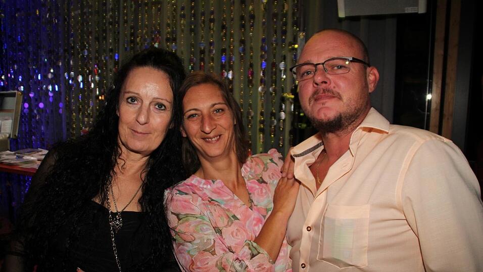 Mit Musik, Getränken und guter Gesellschaft war es ein Mal mehr ein unvergesslicher Eskara-Abend. Mit Musik, Getränken und guter Gesellschaft war es ein Mal mehr ein unvergesslicher Eskara-Abend.