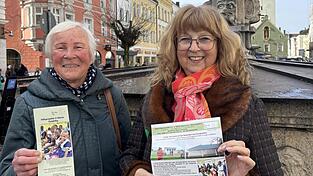 Petra Herrmann (links) engagiert sich seit 2020 bei der Ukunda-Hilfe von Anneliese Jacquet (rechts) aus Viechtach.