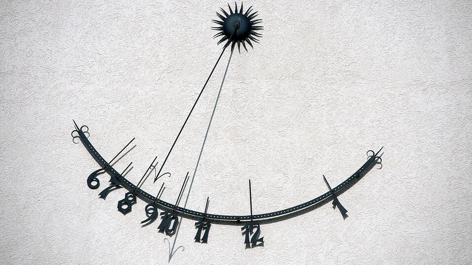 Sonnenuhr und Armbanduhr zeigen nicht exakt dieselbe Zeit. (Archivbild) Sonnenuhr und Armbanduhr zeigen nicht exakt dieselbe Zeit. (Archivbild)