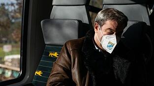 Markus Söder (CSU), Ministerpräsident von Bayern, fährt mit einem Batteriezug.