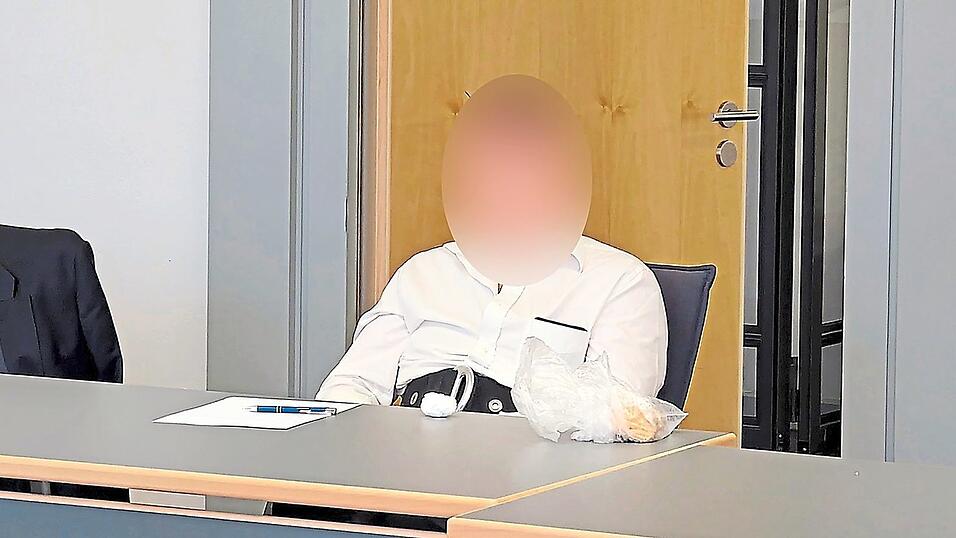 Der schuldunfähige 43-Jährige soll vor Polizisten seine Selbstmordabsicht geäußert haben und wurde deswegen ins BKH eingewiesen. Der schuldunfähige 43-Jährige soll vor Polizisten seine Selbstmordabsicht geäußert haben und wurde deswegen ins BKH eingewiesen.