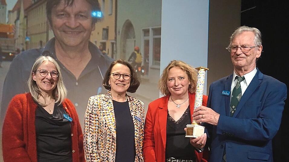 Vor einem Bild von Reinhard Kellner stehen von links: Sabine Watzlawik, OB Gertrud Maltz-Schwarzfischer, Martina Groh-Schad und Preistr&auml;ger Gustav Rosenstein.