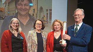 Vor einem Bild von Reinhard Kellner stehen von links: Sabine Watzlawik, OB Gertrud Maltz-Schwarzfischer, Martina Groh-Schad und Preistr&auml;ger Gustav Rosenstein.