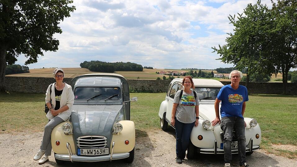 Am Adlersberg, wo sie gen&uuml;gend Platz haben, um ihre Oldtimer zu parken, treffen sich die Regensburger Entenfreunde einmal im Monat. Regina Chaibi (von links), Nora Dreyling und Peter Wichmann haben die Gruppe 2014 gegr&uuml;ndet.