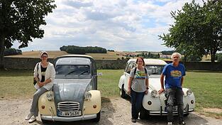 Am Adlersberg, wo sie genügend Platz haben, um ihre Oldtimer zu parken, treffen sich die Regensburger Entenfreunde einmal im Monat. Regina Chaibi (von links), Nora Dreyling und Peter Wichmann haben die Gruppe 2014 gegründet. Am Adlersberg, wo sie genügend Platz haben, um ihre Oldtimer zu parken, treffen sich die Regensburger Entenfreunde einmal im Monat. Regina Chaibi (von links), Nora Dreyling und Peter Wichmann haben die Gruppe 2014 gegründet.
