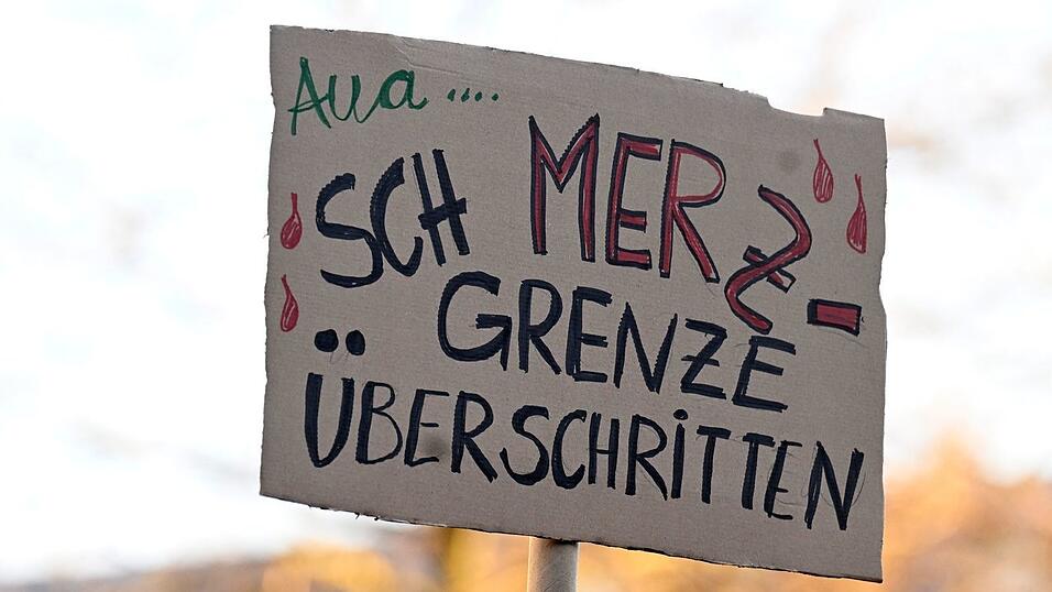 In verschiedenen Städten demonstrieren Menschen gegen eine Zusammenarbeit der Union mit der AfD. In verschiedenen Städten demonstrieren Menschen gegen eine Zusammenarbeit der Union mit der AfD.