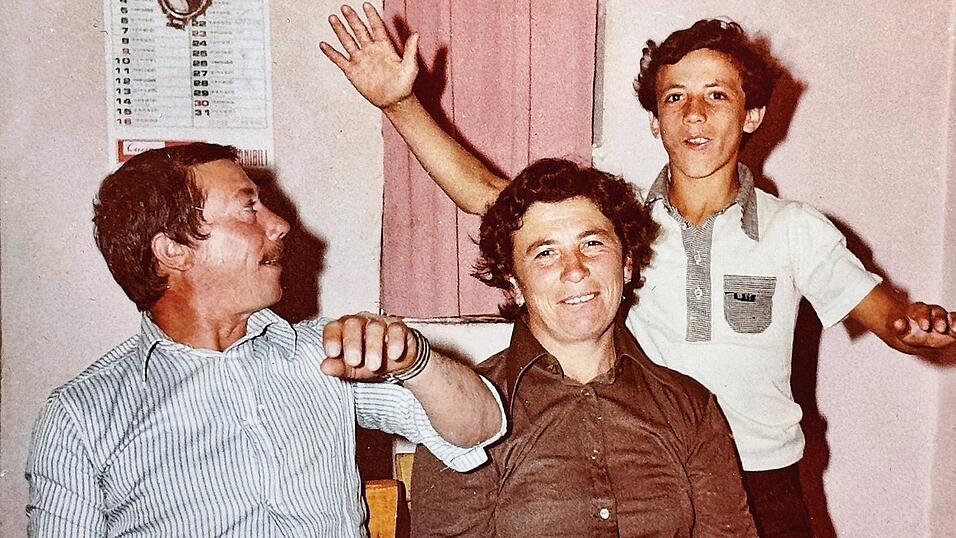 Der zwölfjährige Michele mit seinen Eltern Giuseppe und Anna Terriaca. Zwei Jahre später verlässt der Bub seine Heimat Richtung Straubing. Der zwölfjährige Michele mit seinen Eltern Giuseppe und Anna Terriaca. Zwei Jahre später verlässt der Bub seine Heimat Richtung Straubing.