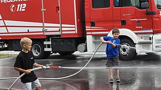 „Wasser marsch“ hieß es am Samstag für die Teilnehmer am Ferienprogramm der Freiwilligen Feuerwehr Künzing.