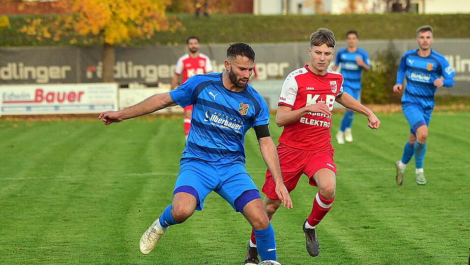 Kötztings Franz Brandl (blau) im Zweikampf mit Justin Lysyuk.
