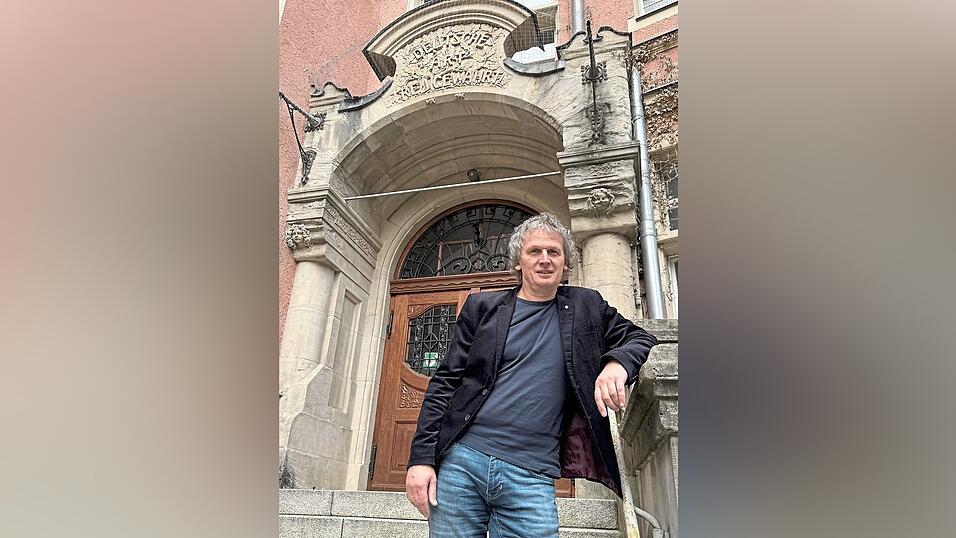 Tom Mayr war einst selbst Sch&uuml;ler an der BOS Wirtschaft. Dort legte er das Abitur ab und wurde Lehrer f&uuml;r Geschichte. Die Schlie&szlig;ung am St.-Peters-Weg bewegt ihn sehr.