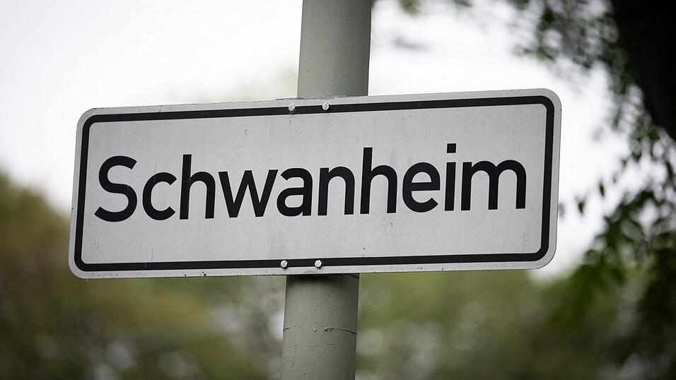 Schwanheim liegt in der Nähe des Flughafens. Schwanheim liegt in der Nähe des Flughafens.