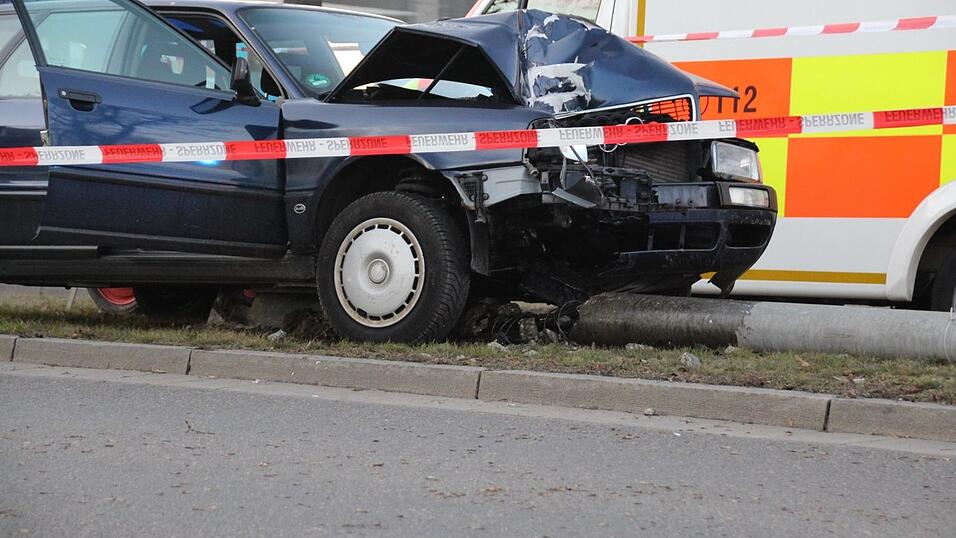 Bei einem Unfall in Regensburg am Sonntag fuhr ein Autofahrer gegen einen Laternenmast, der in der Folge umstürzte. Bei einem Unfall in Regensburg am Sonntag fuhr ein Autofahrer gegen einen Laternenmast, der in der Folge umstürzte.