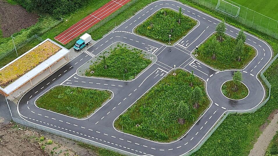 Auf dem neuen Verkehrsgarten der Stadt Am Peterswöhrd beim Turmair-Gymnasium findet am Samstag, 5. Juli, eine große Verkehrssicherheitsaktion von Polizei, Kreisverkehrswacht und Stadtverwaltung statt. Auf dem neuen Verkehrsgarten der Stadt Am Peterswöhrd beim Turmair-Gymnasium findet am Samstag, 5. Juli, eine große Verkehrssicherheitsaktion von Polizei, Kreisverkehrswacht und Stadtverwaltung statt.