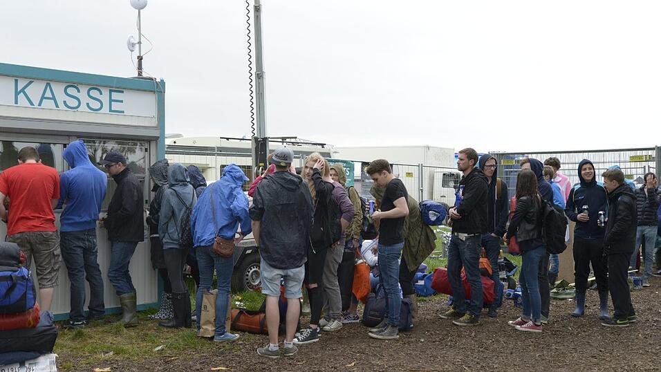 Die ersten Festivalbesucher haben bereits am Donnerstag das Campinggel&auml;nde in Salching bev&ouml;lkert.