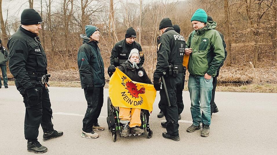 Aktivisten der Initiative 'Runterfahren' demonstrieren vor dem Atomkraftwerk Isar 2. Aktivisten der Initiative 'Runterfahren' demonstrieren vor dem Atomkraftwerk Isar 2.