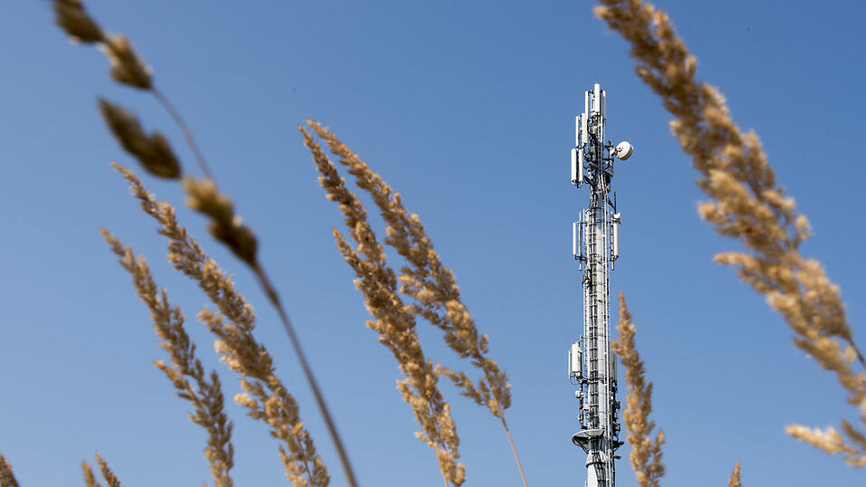 Ein Schleuderbetonmast - etwa so wie hier auf dem Bild - wird in Falkenfels gebaut. Ein Schleuderbetonmast - etwa so wie hier auf dem Bild - wird in Falkenfels gebaut.