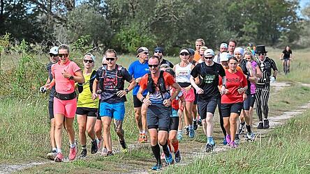 Extremsportlerin Joyce Hübner (2.v.l.) möchte mit ihrem Projekt andere Menschen dazu inspirieren, ihre Komfortzone zu verlassen und zeigen, wie das Austesten der persönlichen Grenze einen nachhaltig positiven Effekt auf einen selbst erwirkt. Am 8. September läuft sie über den Stadtplatz.