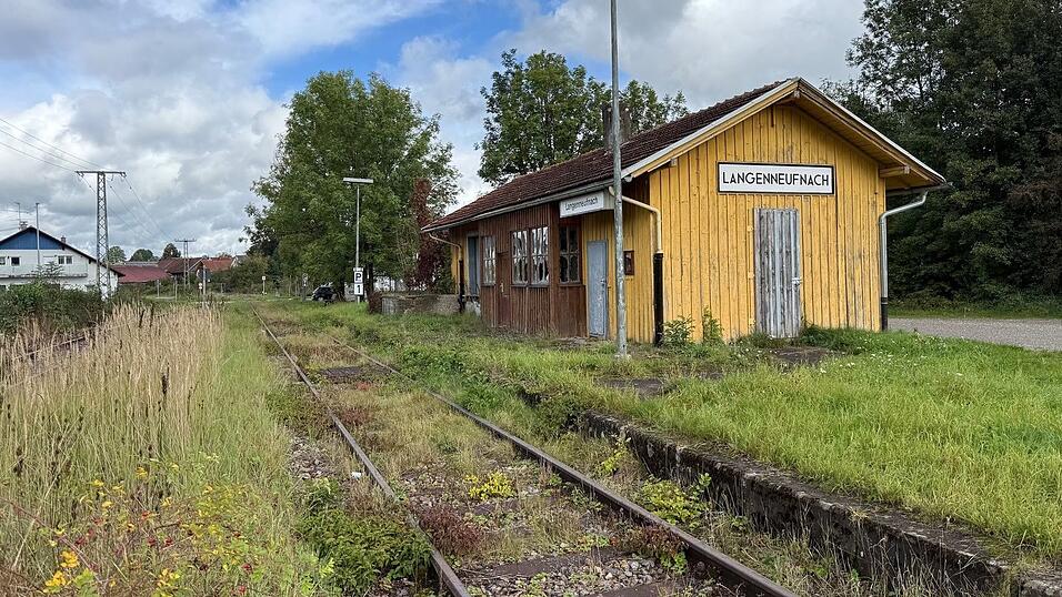 Bis Langenneufnach, hier der verfallene Bahnhof, soll die alte Staudenbahn in Landkreis Augsburg reaktiviert werden. (Archivfoto)