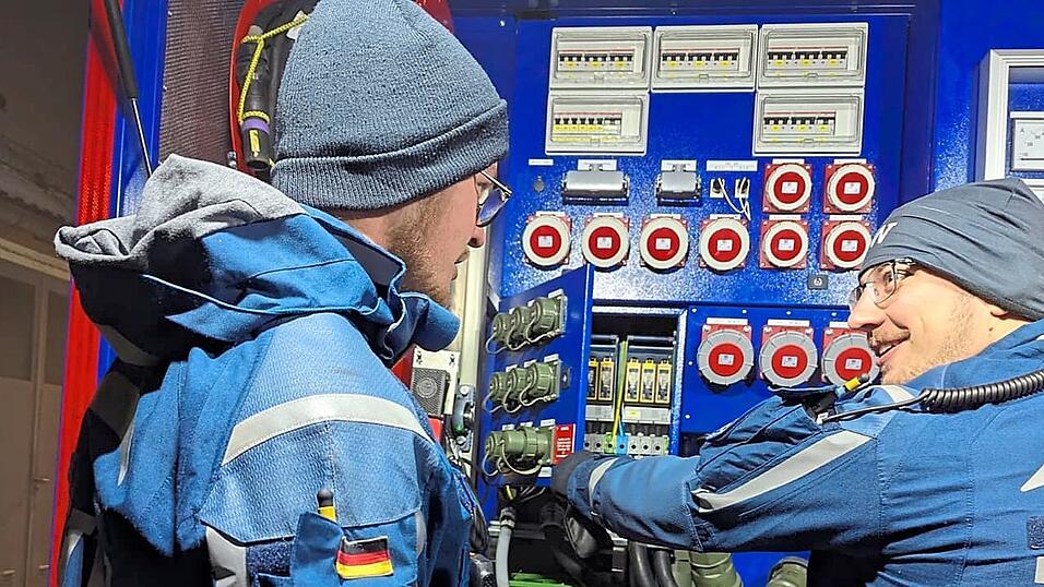 An dieses Notstromaggregat können Tobias Böck und Martin Bauer ein ganzes Krankenhaus anschließen und mit Strom versorgen. An dieses Notstromaggregat können Tobias Böck und Martin Bauer ein ganzes Krankenhaus anschließen und mit Strom versorgen.