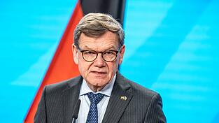 Die Bundesregierung will nach drei Sonderfl&uuml;gen aus dem Oman auch aus der saudischen Hauptstadt Riad in der Nahost-Region gestrandete Deutsche in die Heimat zur&uuml;ckbringen. Das k&uuml;ndigte Au&szlig;enminister Johann Wadephul (CDU) an.